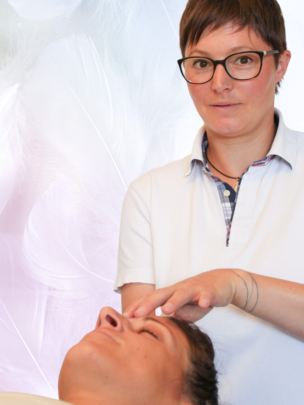 Steffi Gruber bei Yoga und Energiearbeit im Eggental, Südtirol.