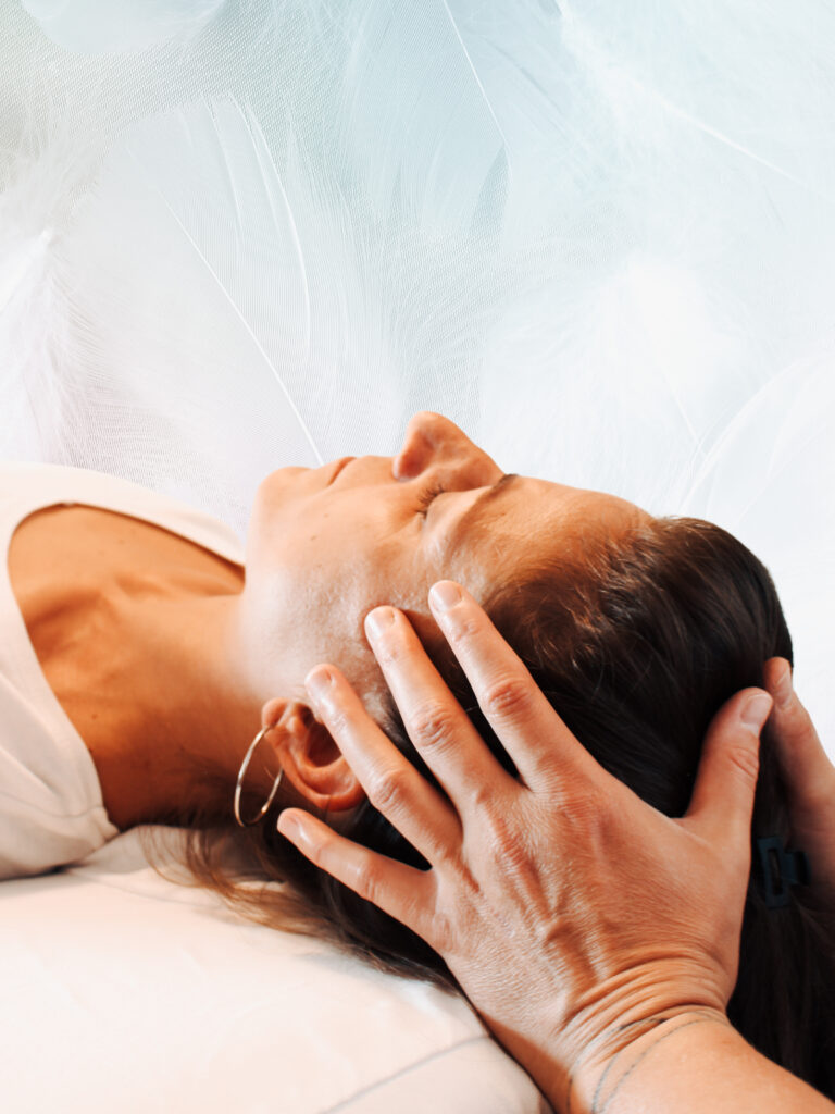 Kundin bei einer Access Bars Entspannungssession mit Steffi