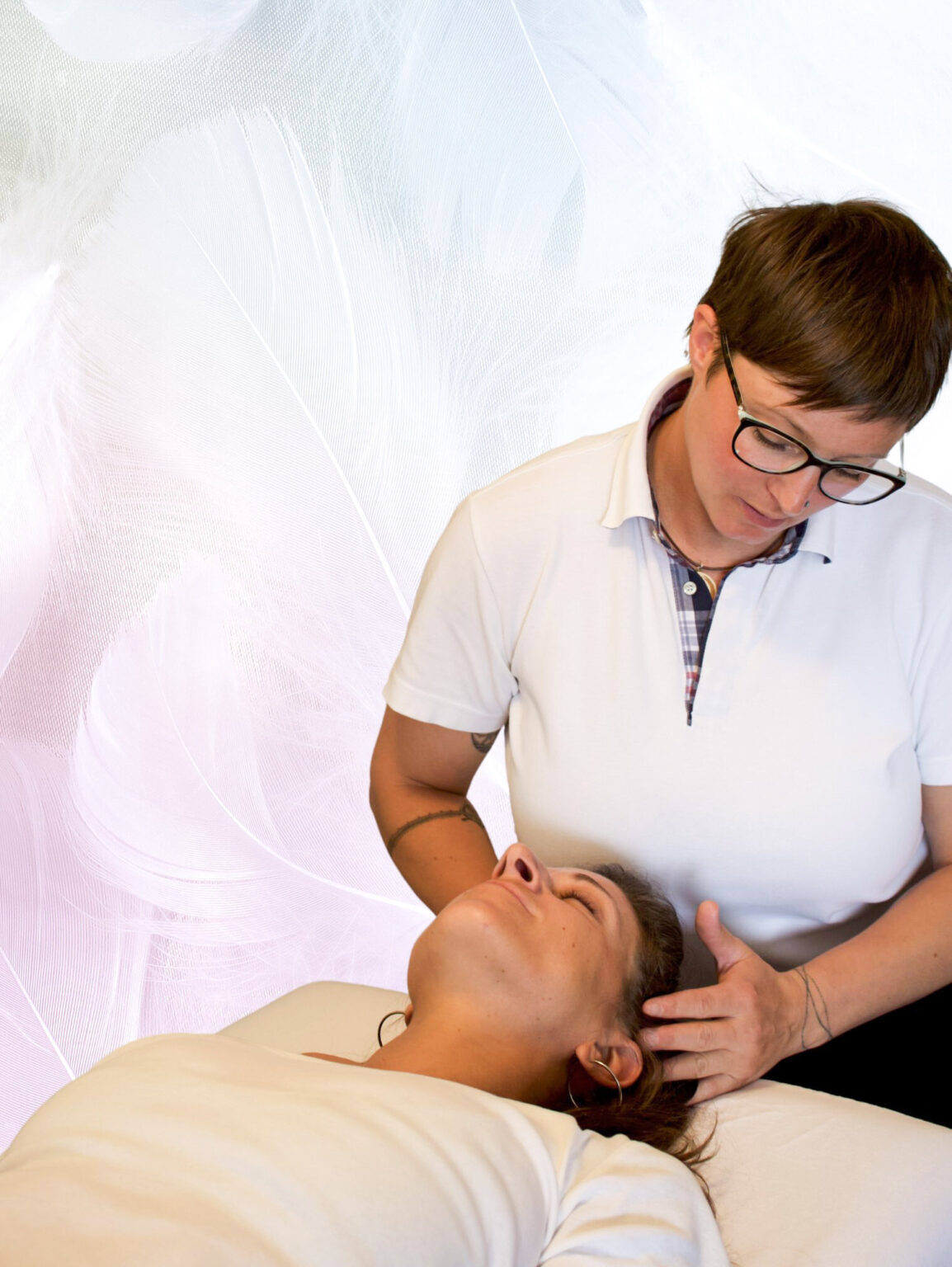 Steffi Gruber bei einer Access Bars Session mit Kundin