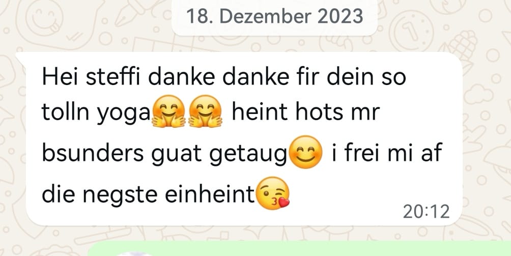 Teilnehmerin gibt Feedback nach Yoga-Stunde im Eggental – Entspannung und innere Balance.