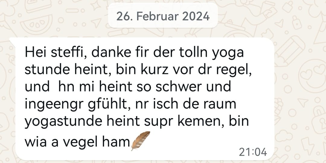 Teilnehmerin gibt Feedback nach Yoga-Stunde im Eggental – Entspannung und innere Balance.
