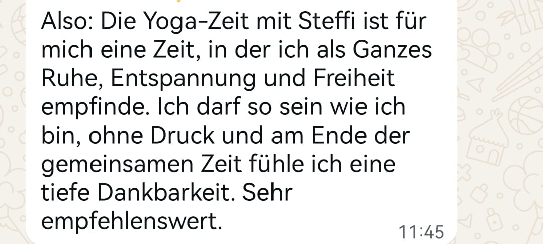 Teilnehmerin gibt Feedback nach Yoga-Stunde im Eggental – Entspannung und innere Balance.