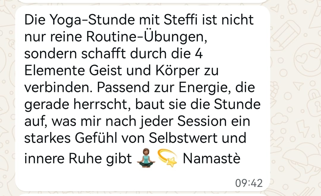 Teilnehmerin gibt Feedback nach Yoga-Stunde im Eggental – Entspannung und innere Balance.
