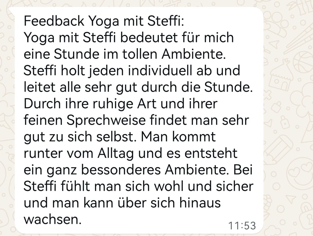 Teilnehmerin gibt Feedback nach Yoga-Stunde im Eggental – Entspannung und innere Balance.