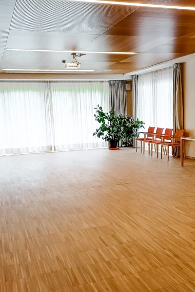 Heller Yogaraum in Deutschnofen, Eggental – Yoga, Meditation und Energiearbeit mit Steffi Gruber.